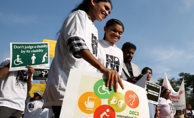 Des personnes handicapées tiennent des pancartes lors de la Journée internationale des personnes handicapées à Bangalore, en Inde. © EPA