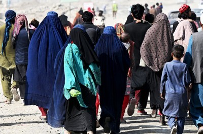 Afghan refugee families arrive on foot to cross the Pakistan-Afghanistan Torkham border on November 2, 2023. © by Farooq Naeem / AFP