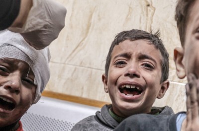 加沙地带代尔拜拉赫，12月2日2023年12月2日，继以色列和巴勒斯坦抵抗组织哈马斯实行人道主义暂停后，以色列对加沙地带代尔拜拉赫发动袭击，包括儿童在内的受伤民众被送往阿克萨烈士医院接受治疗。Ali Jadallah／阿纳多卢通讯社（Ali Jadallah／阿纳多卢通讯社／图片来源：法新社）