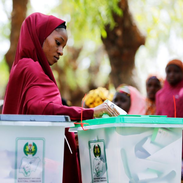 A woman casts her vote during the Nigeria's presidential election at a polling station in Kazaure, Jigawa State, Nigeria, February 23, 2019. © REUTERS/Afolabi Sotunde