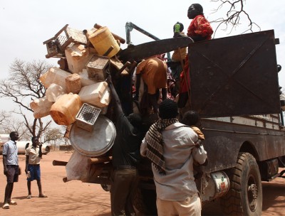 Refugees load their belongings onto a truck as they prepare to return to the Nuba mountains from Yida camp in South Sudan's Unity State, April 20, 2013. © REUTERS/Andreea Campeanu