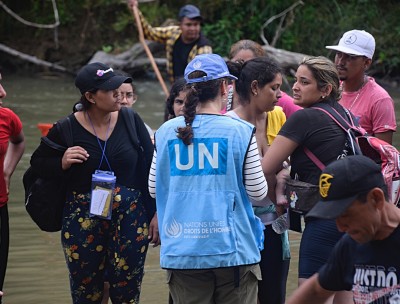 UN Human Rights worker speaks with people arriving to the intake centre on the Panama side of the Darien Gap. © Carlos Rodriguez/ROCA 