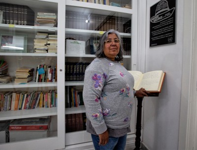 © Still of Griselda Triana at the Javier Valdez memorial in “Casa Refugio Citlaltépetl” in Mexico City. 