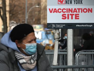 2021年2月5日，纽约市扬基体育场开始作为2019冠状病毒病疫苗接种中心启用，一名妇女走向场外设立的安全检查站 © Anthony Behar/Sipa USA