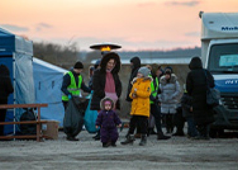 :  Ukrainian refugees arrive at the Refugee Accommodation Center near Palanca Village, some three kilometers from the Moldova-Ukraine border, Moldova, 17 March 2022.  © EPA-EFE/DUMITRU DORU