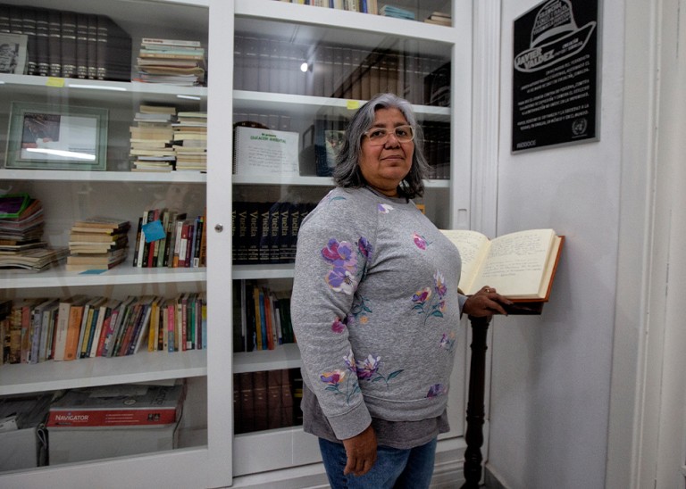 © Still of Griselda Triana at the Javier Valdez memorial in “Casa Refugio Citlaltépetl” in Mexico City. 