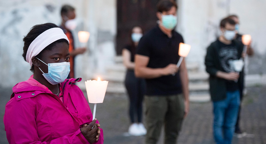 احتجاج على ضوء الشموع ضد العنصرية في روما. الصورة للوكالة الأوروبية للصور الصحفية/ كلاوديو بيري