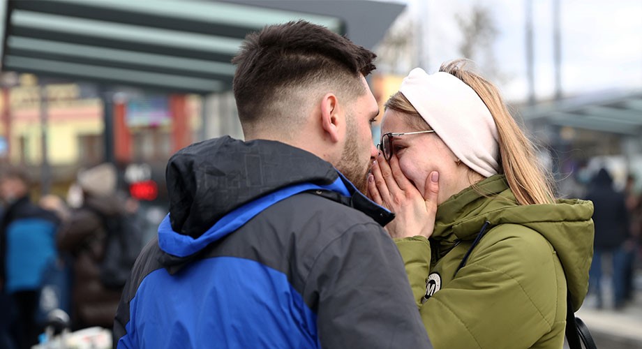 Una pareja ucraniana se abraza en una calle tras decidir abandonar Lviv, en el oeste de Ucrania, para dirigirse a Polonia, un país vecino al que hay que evacuar, Crédito: Kunihiko Miura / The Yomiuri Shimbun vía Reuters Connect