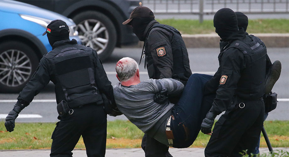 Сотрудники правоохранительных органов задерживают протестующего в октябре 2020 года, Наталия Федосенко/ТАСС через Reuters Connect