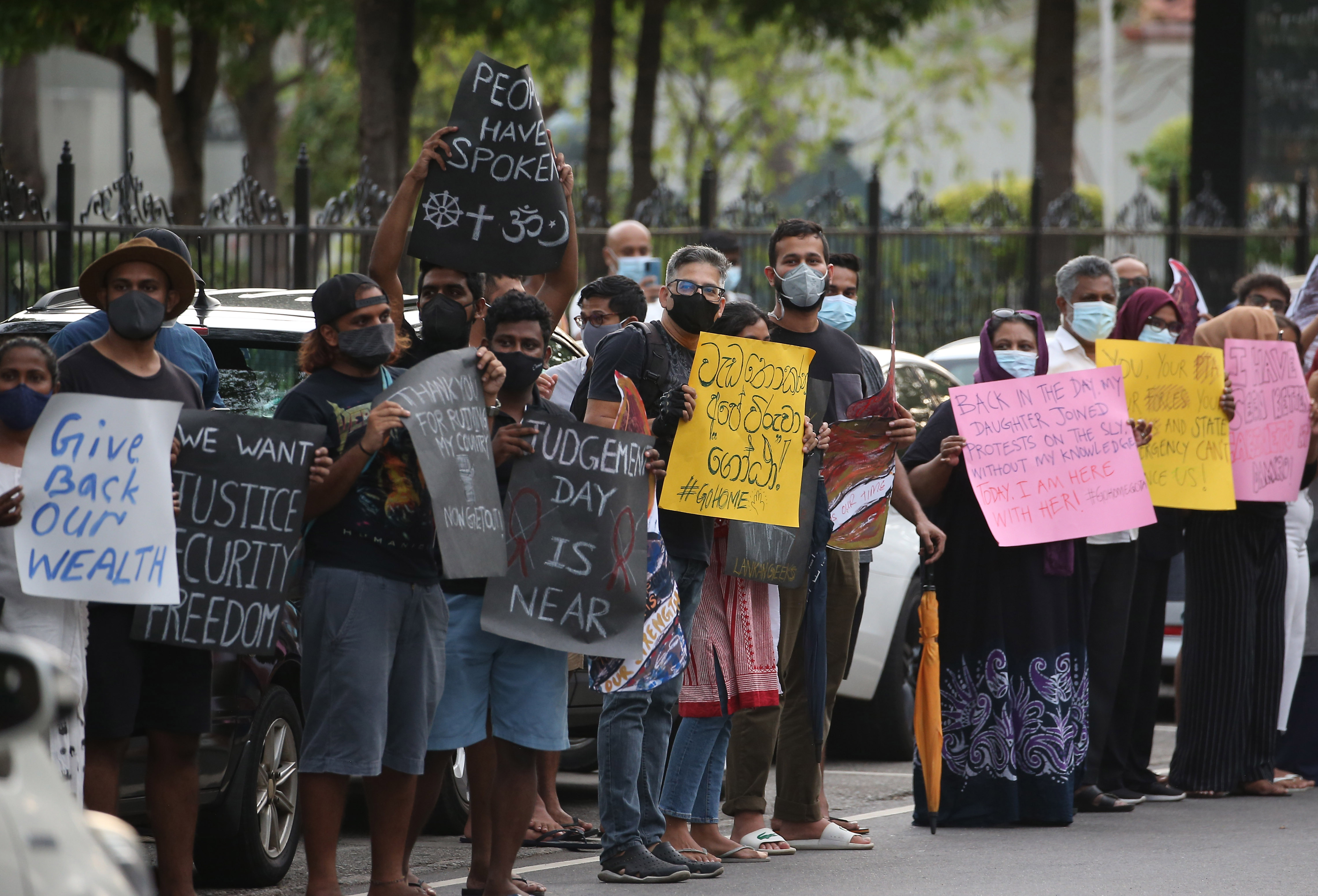 Люди держат транспаранты и плакаты во время протеста против нынешнего экономического кризиса, Коломбо (Шри-Ланка), 2 апреля 2022 г. © Pradeep Dambarage/NurPhoto