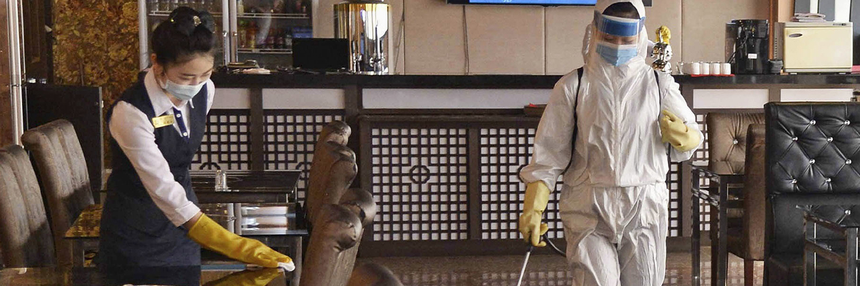 Trabajadores desinfectan un restaurante en Pyongyang el 29 de marzo de 2022, en medio de la preocupación por el coronavirus © Kyodo
