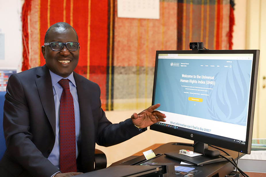 Mahamane Cissé-Gouro and the homepage of Universal Human Rights Index. It allows to explore over 180.000 observations and recommendations made by the international human rights protection system. © Petre Oprea / OHCHR