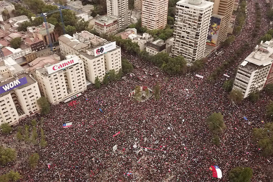 عمّت شوارع البلاد وساحاتها العامة مظاهرات حاشدة ضمّت الملايين من الشيليين الذين طالبوا بالتغيير. رويترز/ إيفان ألفارادو