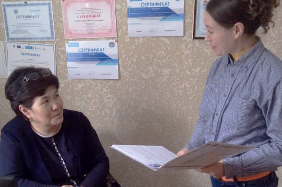 Mentor Anara Temiralieva talking to an intern. © OHCHR