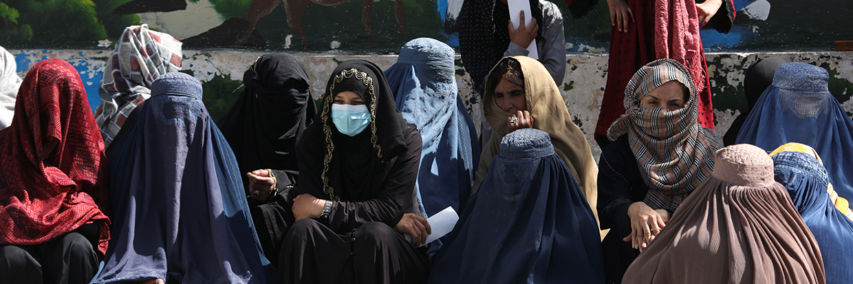 Afghan women wait to receive a food package being distributed by a Saudi Arabia humanitarian aid group at a distribution center in Kabul, Afghanistan, April 25, 202 © Reuters