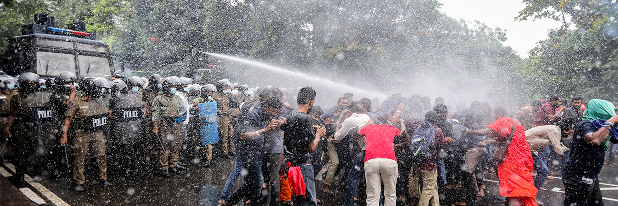 University students clash with the police during a protest in Colombo, Sri Lanka, 08 April 2022 © EPA-EFE/CHAMILA KARUNARATHNE