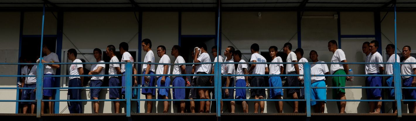 Des patients en cure de désintoxication marchent en formation pour déjeuner au Mega Drug Abuse Treatment and Rehabilitation Center, un centre de traitement et de réadaptation pour toxicomanes, dans la province de Nueva Ecija, au nord de Manille (Philippines), le 9 décembre 2019. © Reuters