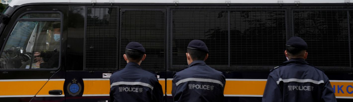 一辆囚车抵达西九龙裁判法院大楼，对47名“民运人士”的听证会正在进行，根据《国家安全法》，他们被指控犯有阴谋颠覆罪，中国香港，2022年2月4日 ©  路透社