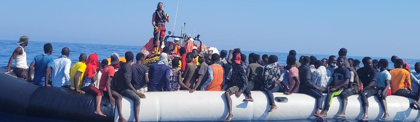 El Ocean Viking, un buque de carga que realiza labores de búsqueda y rescate en el Mediterráneo central, rescata una lancha abarrotada de personas en peligro en aguas internacionales frente a Libia el domingo, 24 de julio de 2022. © Reuters