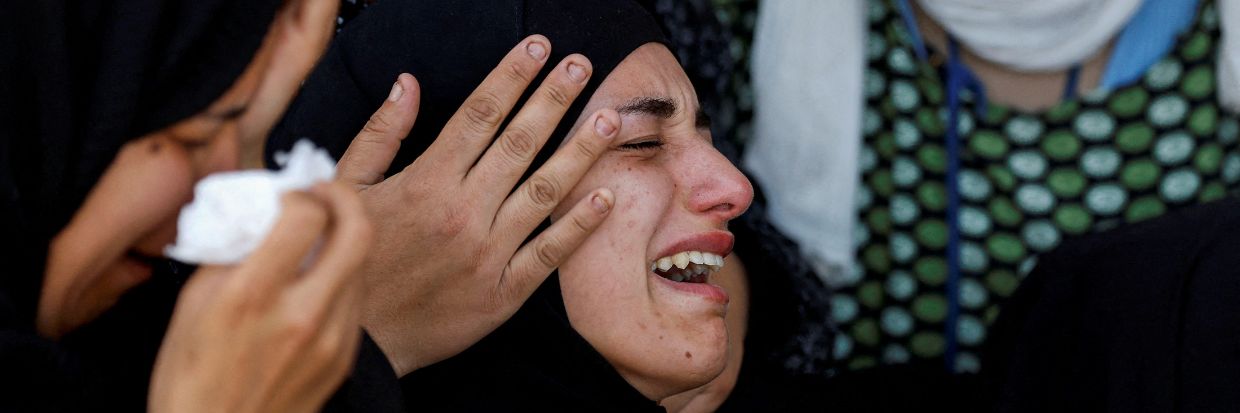 Durant un enterrement, des proches pleurent la disparition de Mojahed Dawood, 30 ans, décédé des suites d’une blessure reçue durant un affrontement avec les forces israéliennes près de Salfit, en Cisjordanie occupée, le 16 octobre 2022. © REUTERS/Mohamad Torokman
