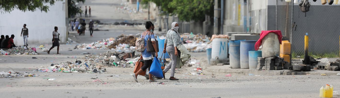 Los residentes huyen de la zona después de que las bandas libraran intensos tiroteos, cerrando las principales avenidas y un mercado municipal en el centro de la capital, en Puerto Príncipe, Haití 27 de julio de 2022 © Reuters