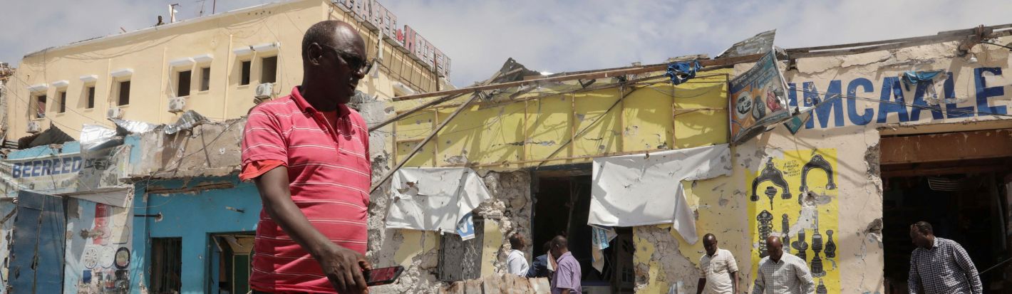 Des habitants regardent le lieu d’une attaque commise par des militants chabab liés à Al-Qaïda à Mogadiscio, en Somalie, le 21 août 2022 Ⓒ Reuters
