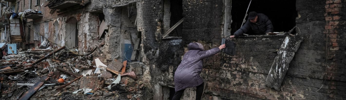 2022年11月24日，在乌克兰首都基辅附近的维什戈罗德市，俄罗斯对乌克兰的袭击仍在继续。当地居民从被俄罗斯导弹袭击摧毁的住宅楼中取走物品。Ⓒ路透社／Gleb Garanich
