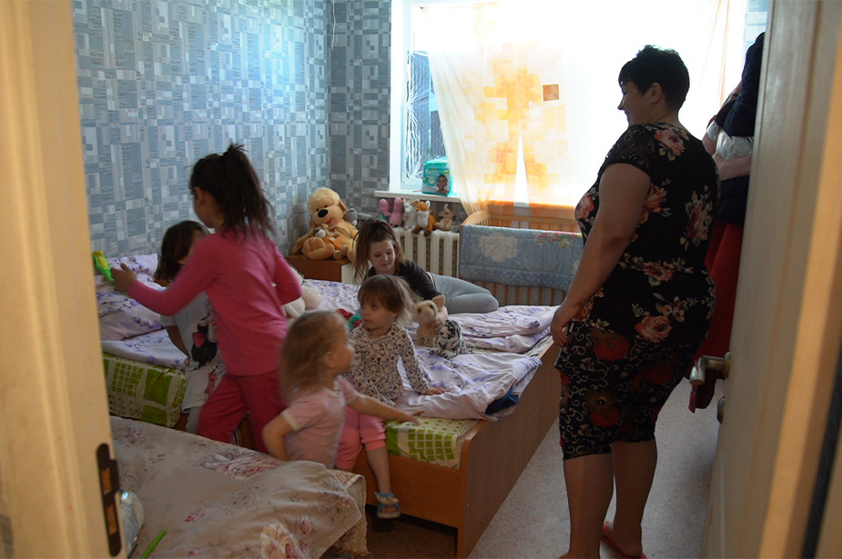 Ukrainian refugee Irina Bulat with her children in a refugee accommodation center in Tiraspol, Moldova. © OHCHR Moldova