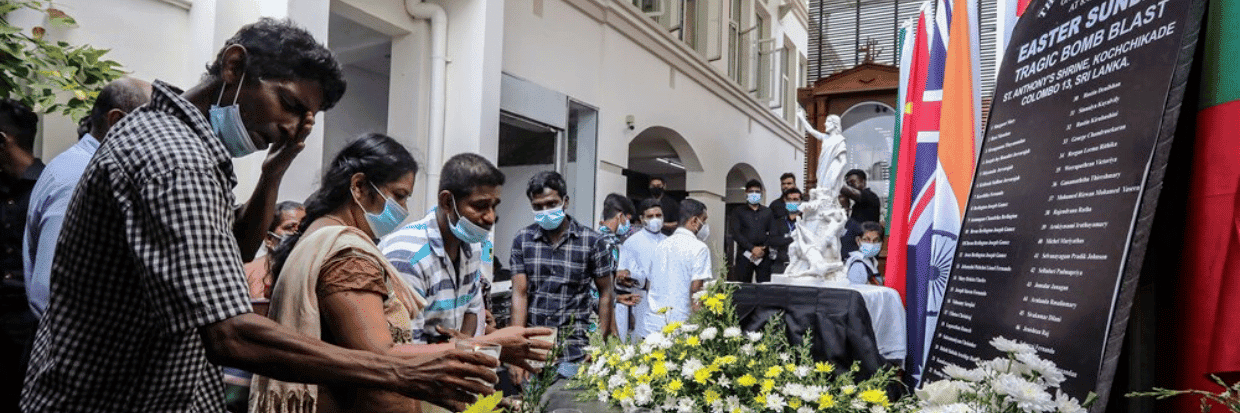 À l’occasion de la commémoration du troisième anniversaire des attentats du dimanche de Pâques de 2019, des proches de victimes et des survivants allument des bougies à l’église Saint-Anthony de Kochchikade à Colombo, à Sri Lanka. © EPA-EFE