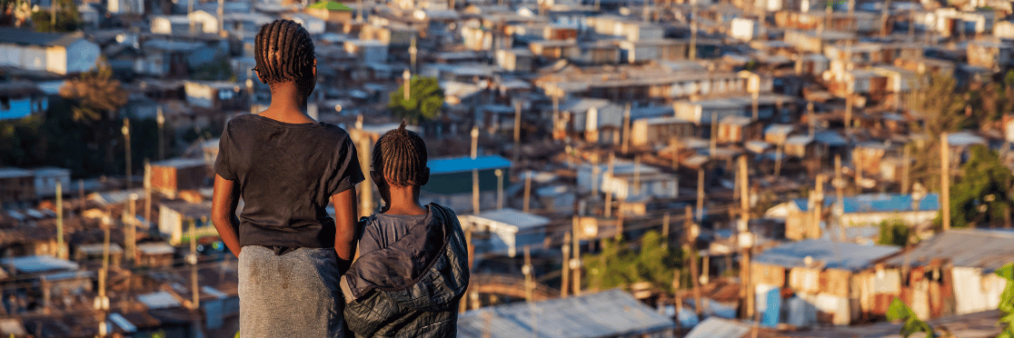 Chicas jóvenes con vistas a la barriada de Kibera en Nairobi, Kenia.