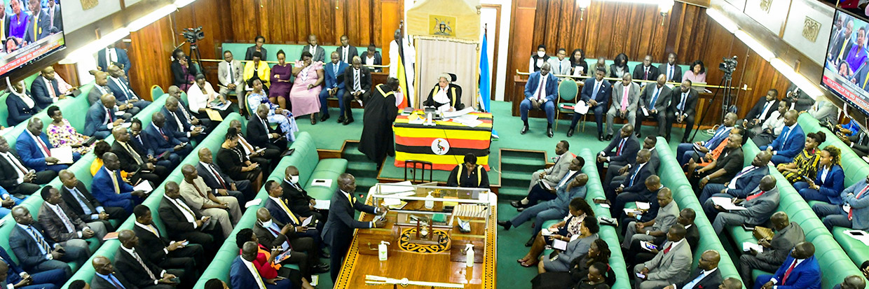Legisladores ugandeses participan en el debate del proyecto de ley contra la homosexualidad, que propone nuevas y severas penas para las relaciones homosexuales, durante una sesión en el edificio del Parlamento en Kampala, Uganda, 21 de marzo de 2023. © REUTERS/Abubaker Lubowa