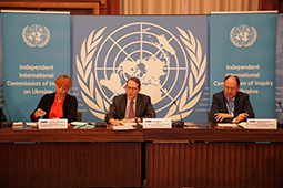 Miembros de la Comisión de Investigación sobre Ucrania celebran una rueda de prensa en Ginebra el 16 de marzo de 2023