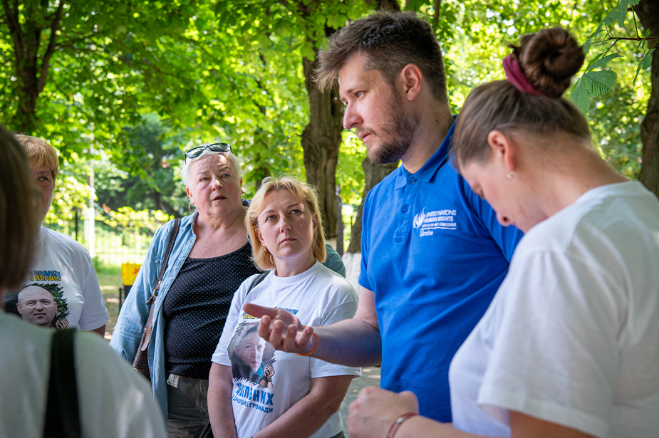 Human rights officer speaking with relatives of those civilians detained in Dymer, Kyiv region. © OHCHR/Yevhen Nosenko