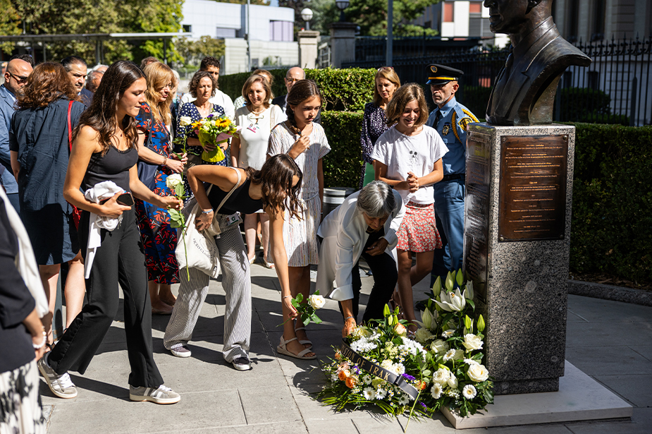Annie Viera de Mello and her grandchildren laying flowers by the memorial bust in her late husband’s likeness, Geneva, Switzerland. ©OHCHR/Pierre Albouy