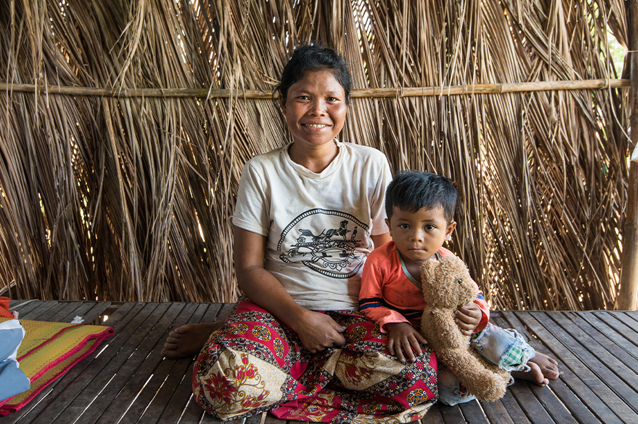 Cambodia’s Equity Card allows poor households to access social assistance benefits so that families can afford food and health. © GIZ-ISPH/Coner