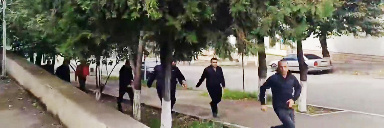Des personnes courent alors que des coups de feu et des explosions se font entendre à Stepanakert, appelé Khankendi par l’Azerbaïdjan, dans la région du Haut-Karabakh, le 19 septembre 2023. Capture d’écran obtenue à partir d’une vidéo diffusée. Ⓒ Artsakh Public TV/Image distribuée par l’intermédiaire de REUTERS