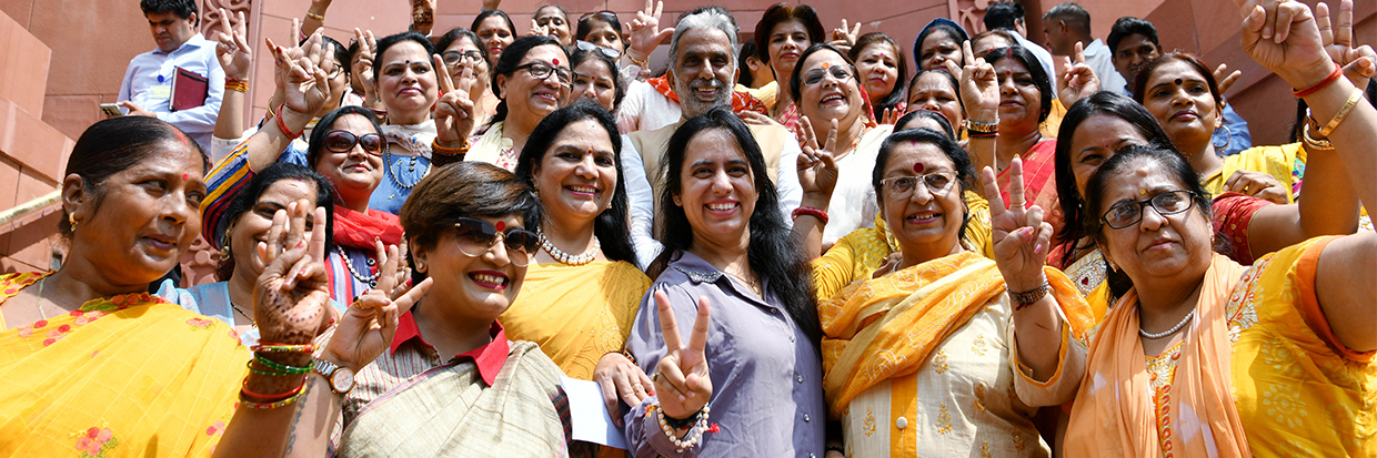India: Nueva Delhi, 21 de sept (ANI):  Varias mujeres visitantes posan para una foto de grupo en el Parlamento durante la Sesión Especial, en Nueva Delhi, el jueves pasado. © ANI Photo/Shrikant Singh