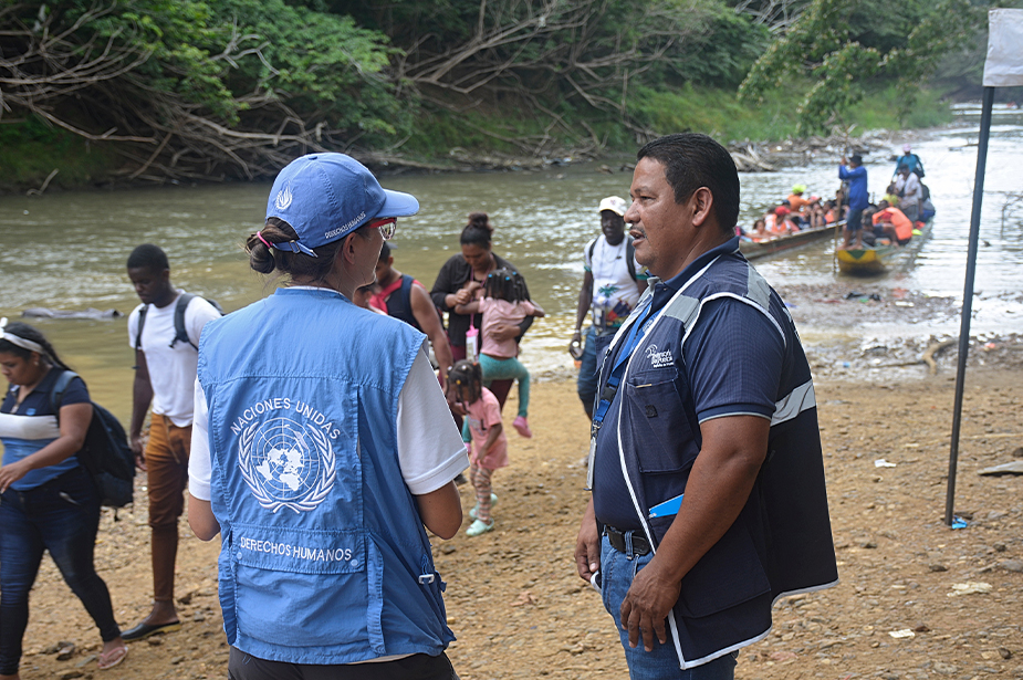 OHCHR Human Rights Andrea Ospina, speaks with and officer from the Defensoría del Pueblo de Panamà at boat landing point. © Carlos Rodriguez/ROCA 
