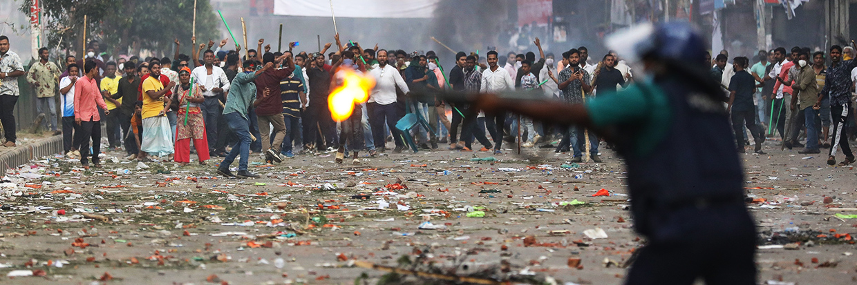 2023年10月28日，孟加拉国民族主义党活动人士在达卡举行集会，要求总理谢赫·哈西娜（Sheikh Hasina）辞职，并释放民族主义党领袖贝古姆·卡莉达·齐亚（Begum Khaleda Zia），警务人员在集会上站岗。Ⓒ图片来源：Ahmed Salahuddin／NurPhoto