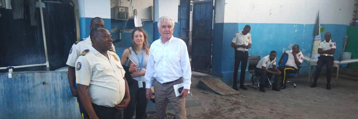 2023年10月，指定专家威廉·奥尼尔（William O’Neill）在正式访问海地期间探访利贝泰堡1号监狱的青少年拘留所。图片来源：联海综合办-人权高专办