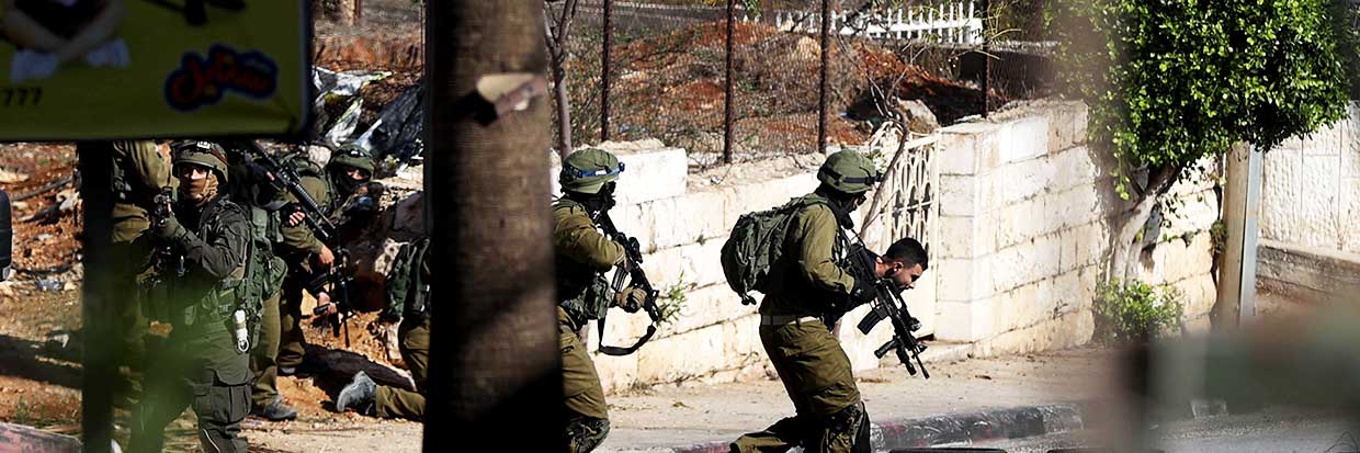2023年11月2日，以色列军队突袭了约旦河西岸比雷赫（Al-Bireh）的街区并拘留了一名巴勒斯坦人。© Issam Rimawi／阿纳多卢通讯社