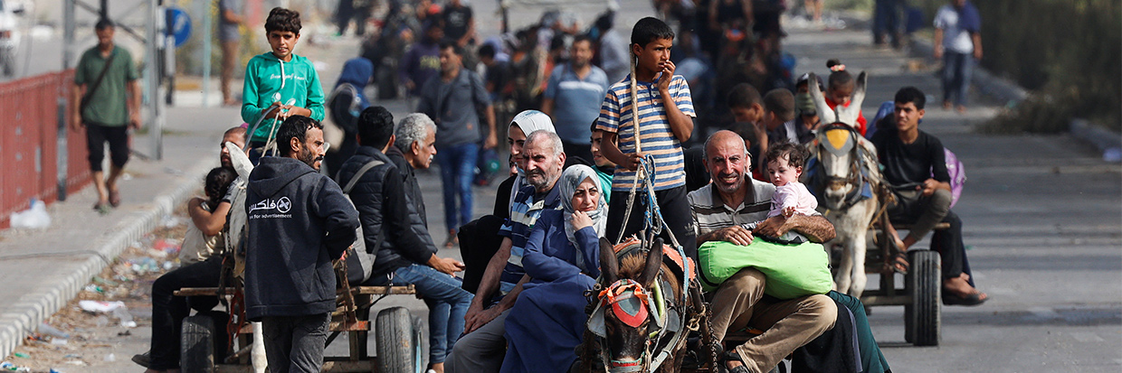 2023年11月9日，在以色列和巴勒斯坦伊斯兰团体哈马斯的持续冲突中，巴勒斯坦民众乘坐畜力车从加沙北部向南部逃离。图片来源：路透社/Mohammed Salem