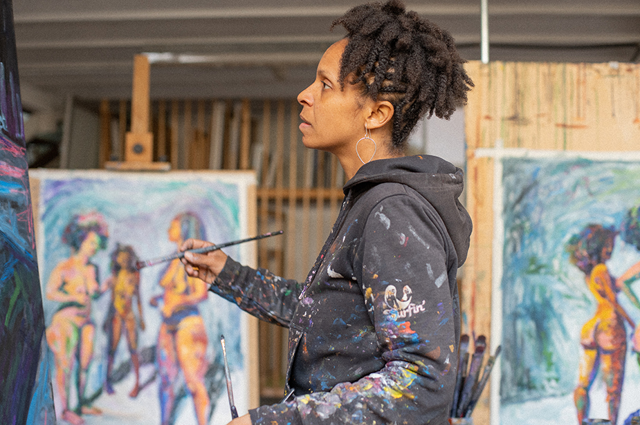 Award winner Bianca Batlle Nguema painting in her workshop in Tiana, a village close to Barcelona, Spain. © Martina Orobitg and Ariadna Tarifa