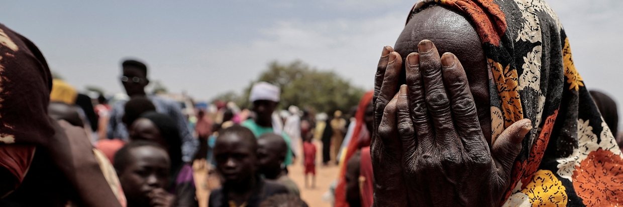 Une femme soudanaise, qui a fui le conflit à El Geneina, dans la région du Darfour, pleure son fils et un autre membre de sa famille qui, selon elle, ont été tués par les Forces d’appui rapide. Tchad, le 25 juillet 2023. © REUTERS/Zohra Bensemra