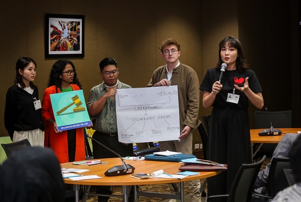 Asia-Pacific youth presenting their discussion results at the youth workshop. © OHCHR