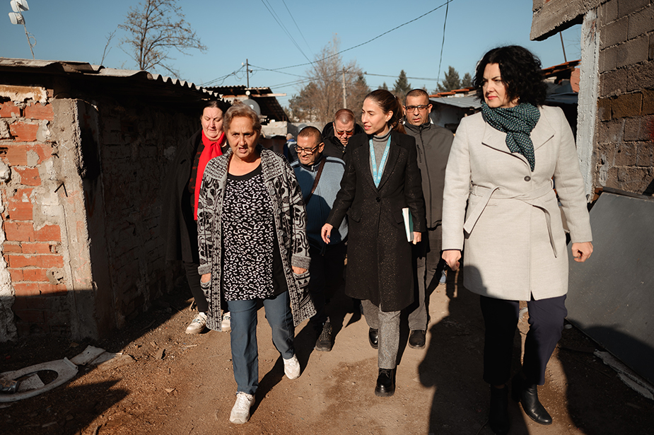  Aleksandra Petrović (shown, center) from the UN Human Rights team and Dragana Sotirovski (shown, far right), the Mayor of Niš, visited the community and met with the residents. © Stefan Vidojević from MaxNova Creative