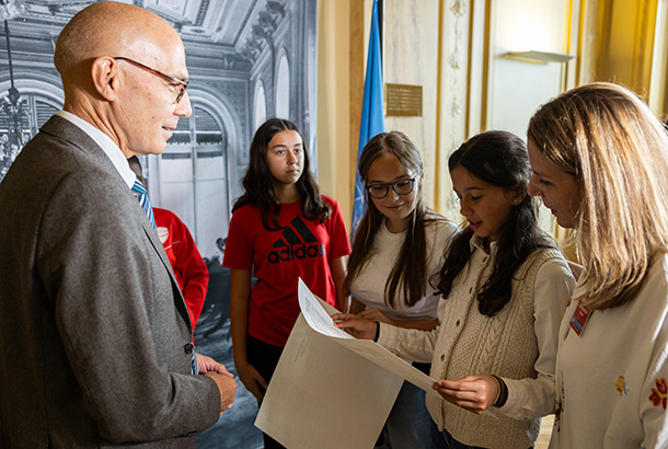 UN High Commissioner for Human Rights Volker Türk engages with students visiting Palais Wilson on Open Day in 2023. © OHCHR/Pierre Albouy