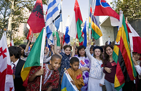 Молодежь на церемонии у Колокола мира / ООН - Нью-Йорк - © Фото ООН/ Paulo Filgueiras