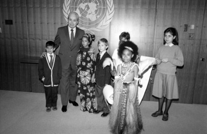 1989年11月20日，《公约》获得批准时，时任联合国秘书长的哈维尔·佩雷斯·德奎利亚尔（Javier Perez de Cuellar）会见了一个儿童小组。