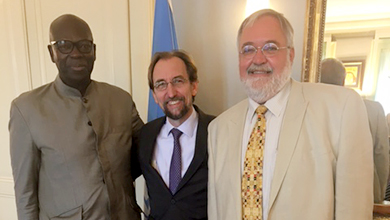 Bacre Waly Ndiaye (à gauche) et Luc Côté(à droite) rencontrent Zeid, Ra'ad Al Hussein (au centre) Haut Commissaire des Nations Unies aux droits de l'homme le 2 juillet 2018 ©ITEKasai